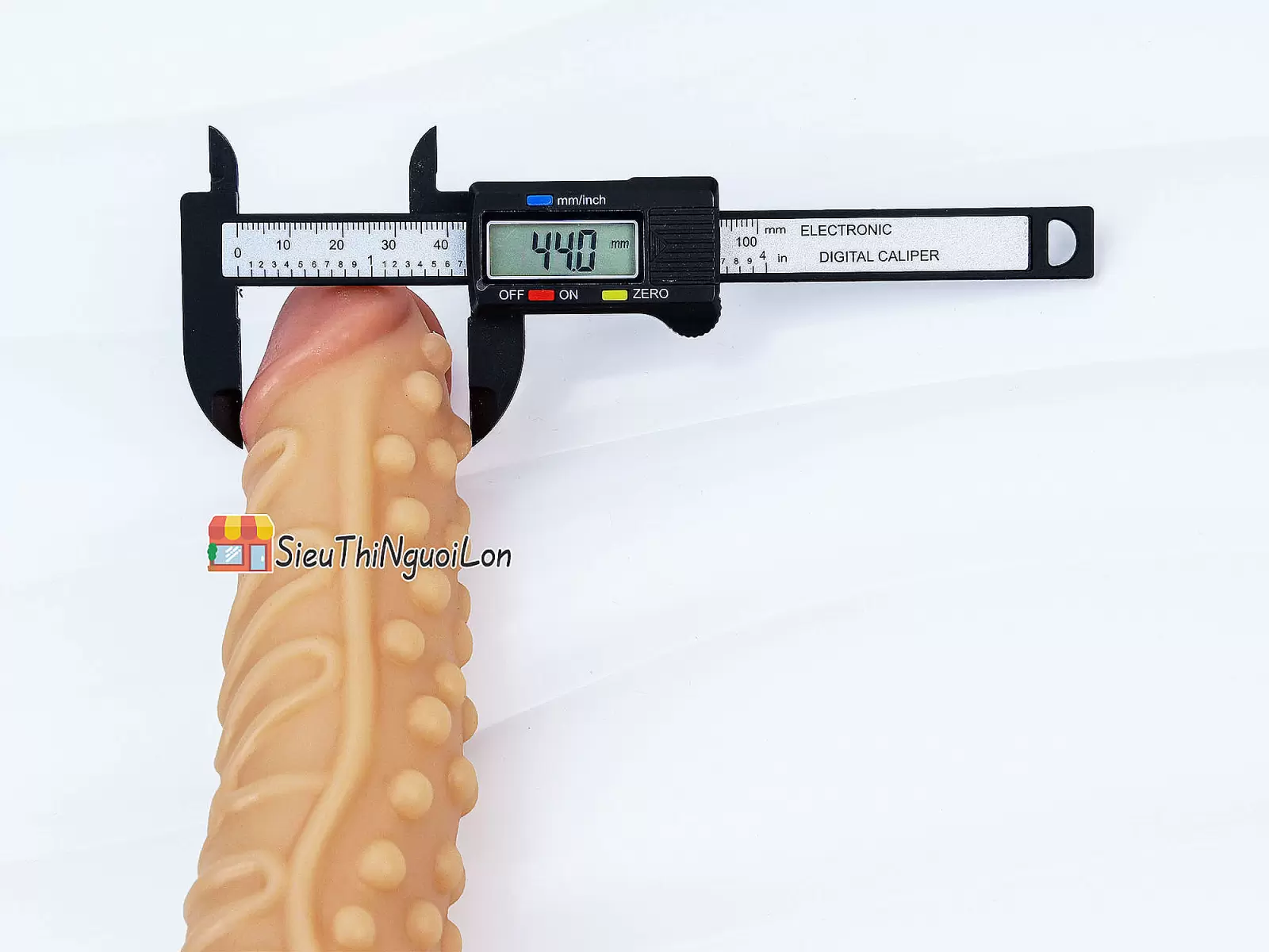 Dương vật giả có đế màu da gân guốc siêu khủng