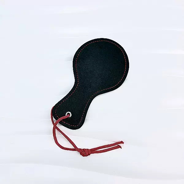 Roi da BDSM quất mông – da PU đỏ/đen cổ điển