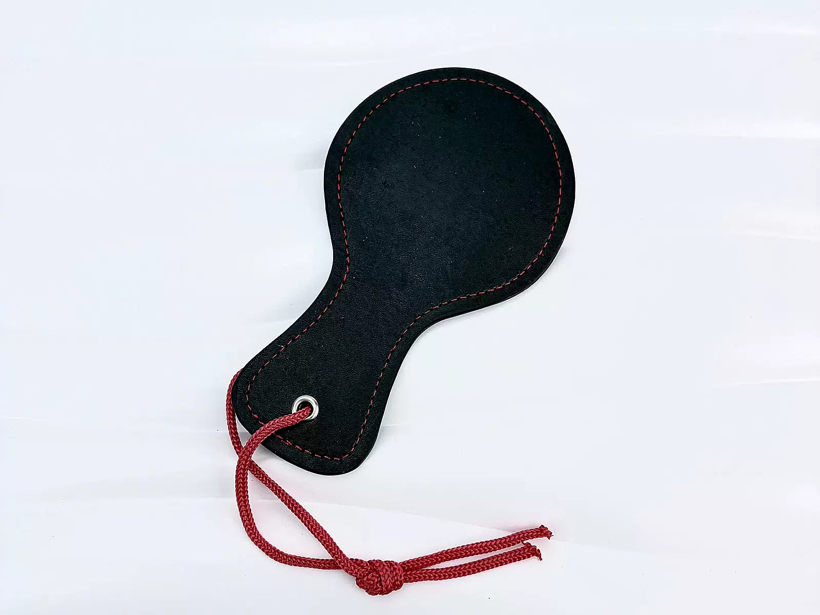 Roi da BDSM quất mông – da PU đỏ/đen cổ điển