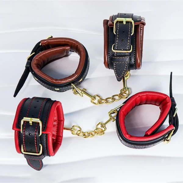 Đồ chơi tình yêu bạo dâm khoá tay da